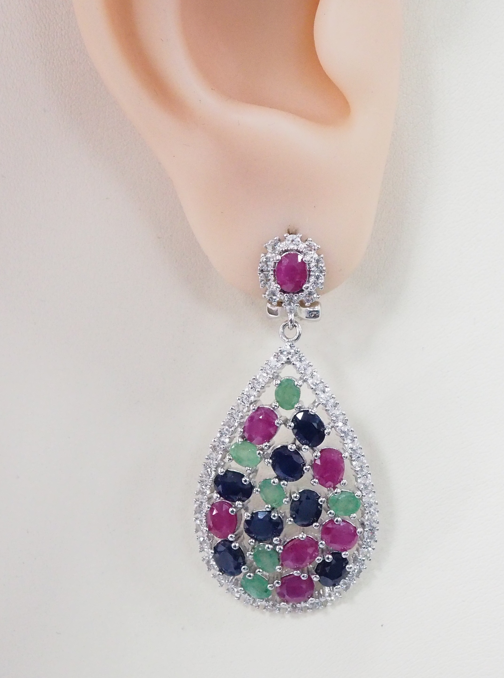 Серебряные серьги 925 пробы; вставки 12 Изумруд (О) 4/3 2,04ct; 14 Рубин F/2 6,832ct; 14 Сапфир 6,23